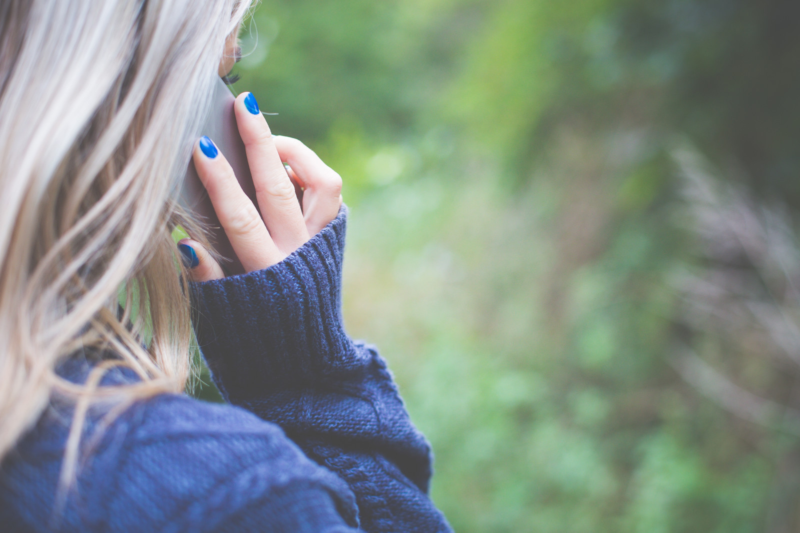 menina, manicure, suéter, telefone