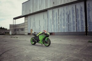 bicicleta, nubes, verde, SuperSport, el edificio, el cielo, yamaha, YZF-R1