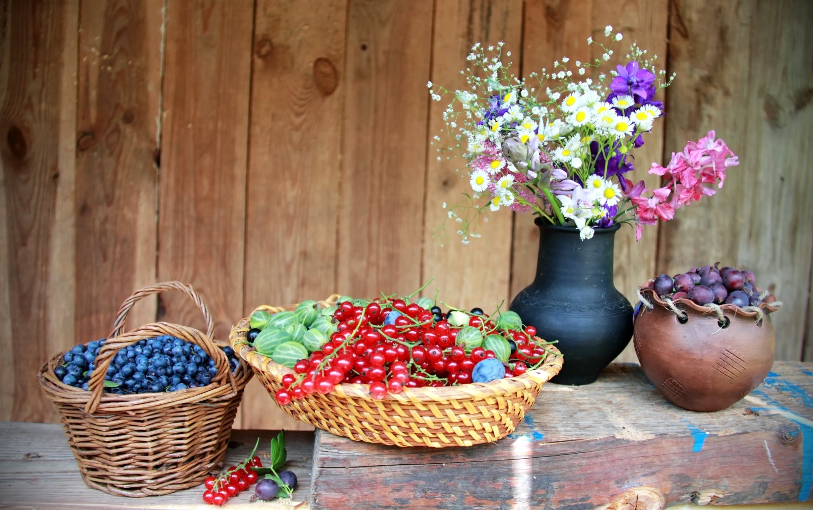 vară, Natură moartă, flori, fructe de padure, afine, coacaze, agrișă