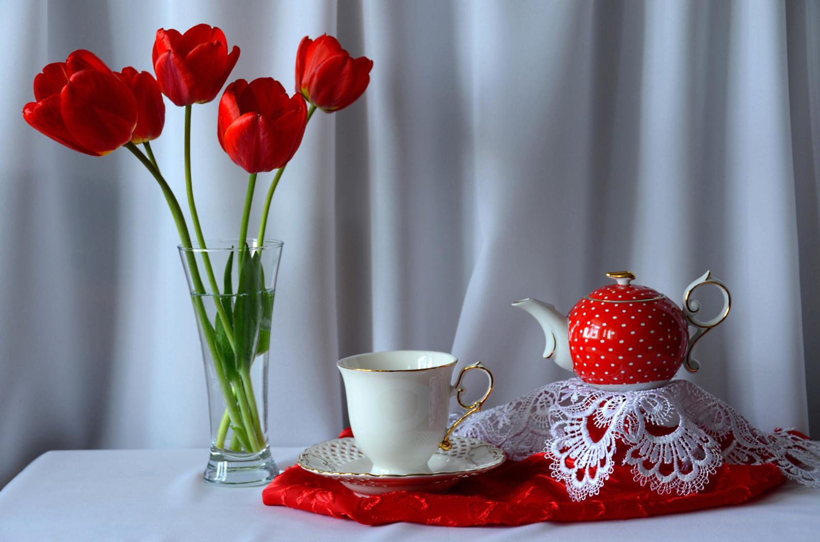 Nature morte, table, fleurs, bouquet, tulipes, tasse, bouilloire