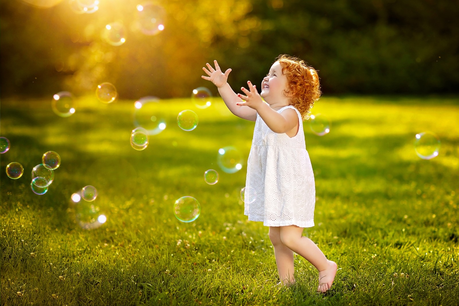 Gras, Sommer-, Mädchen, Grüns, Kleid, Locken, Freude, Emotionen