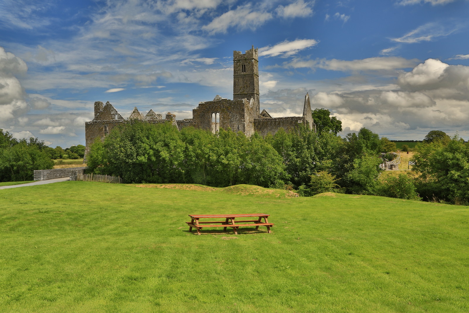 Tabelle, Rasen, Bänke, Irland, Quinn Abbey, grass.greens