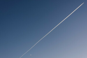 La luna, el avión, el cielo