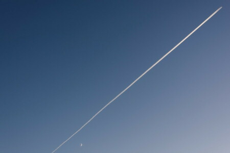 Der Mond, das Flugzeug, der Himmel