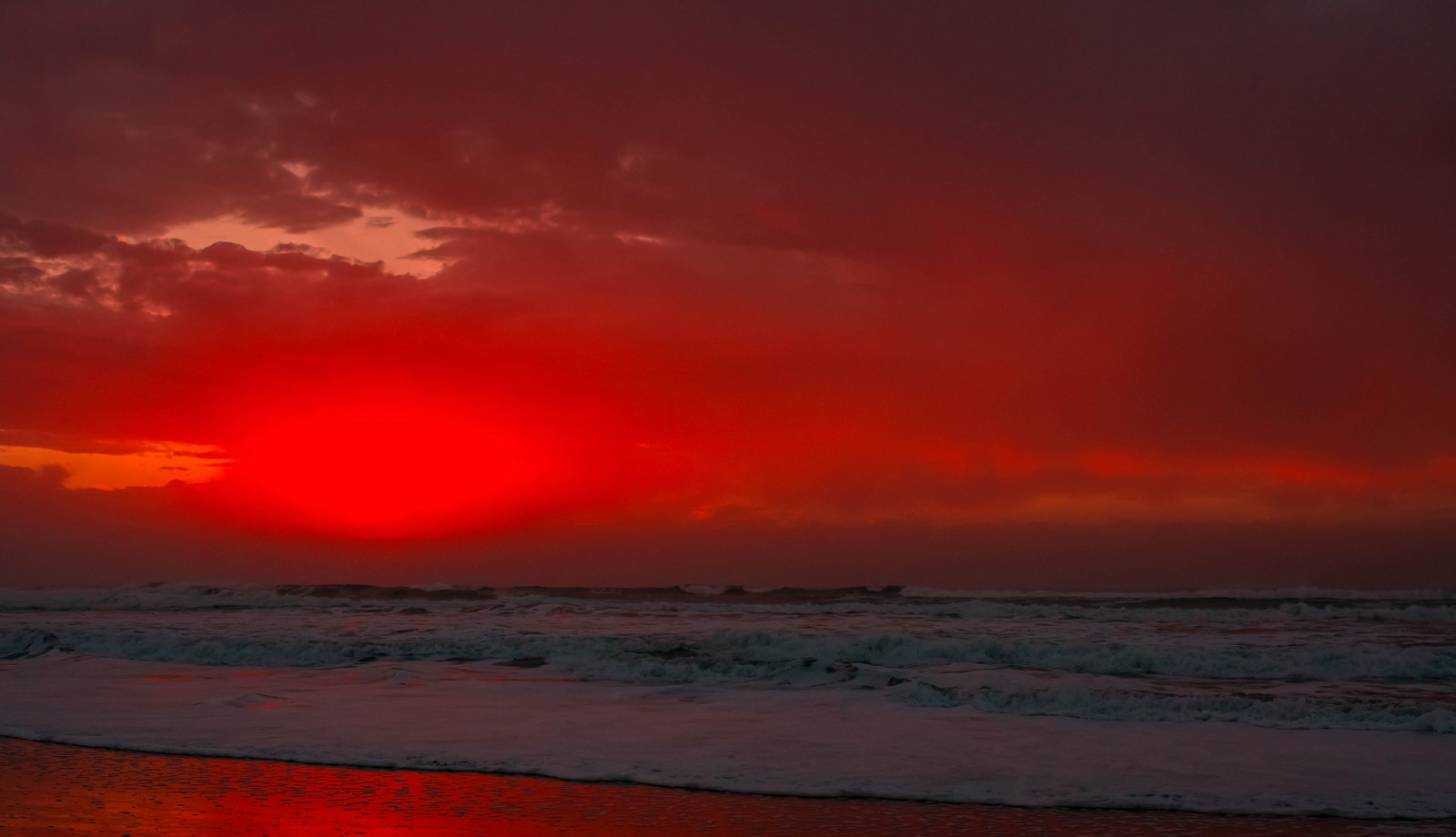 Le ciel, le coucher du soleil, rive, mer, des nuages, vague, le surf