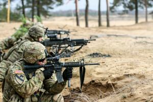 Army, Soldater, våpen