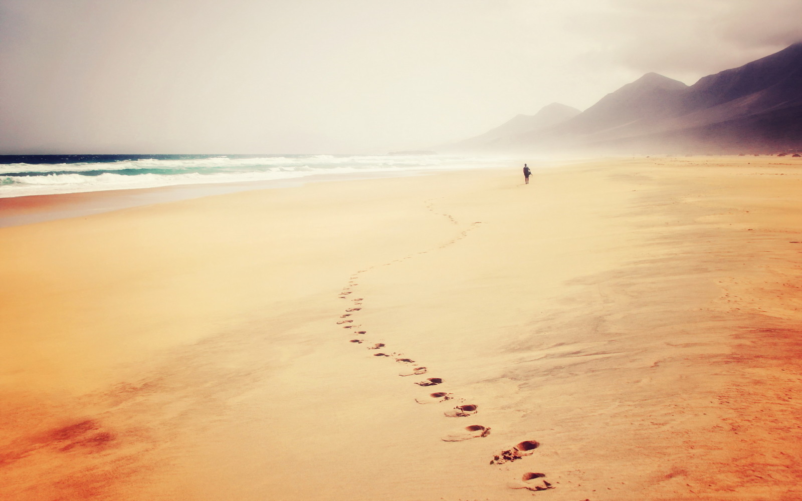 Strand, Nebel, Spuren