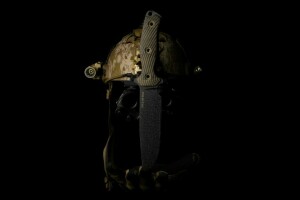 armas afiladas, casco, cuchillo