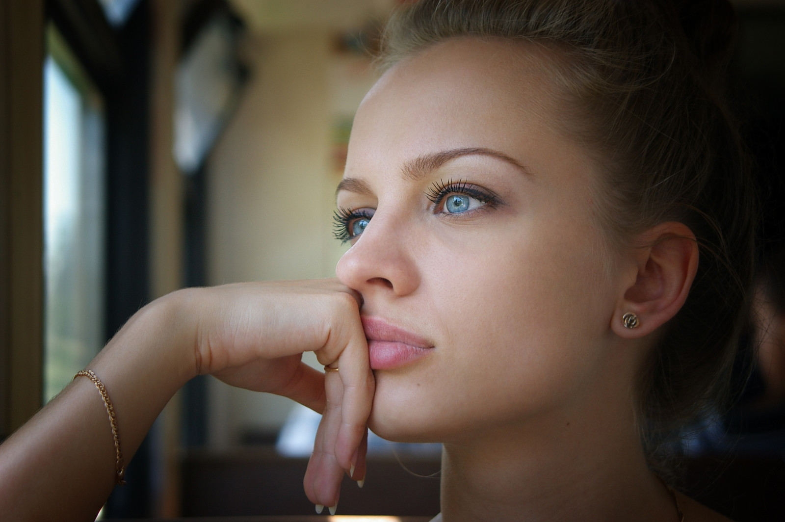 Regardez, portrait, BEAUTÉ, photographe, aux yeux bleus, rêveur, Pasha Ivanov, des lèvres charnues