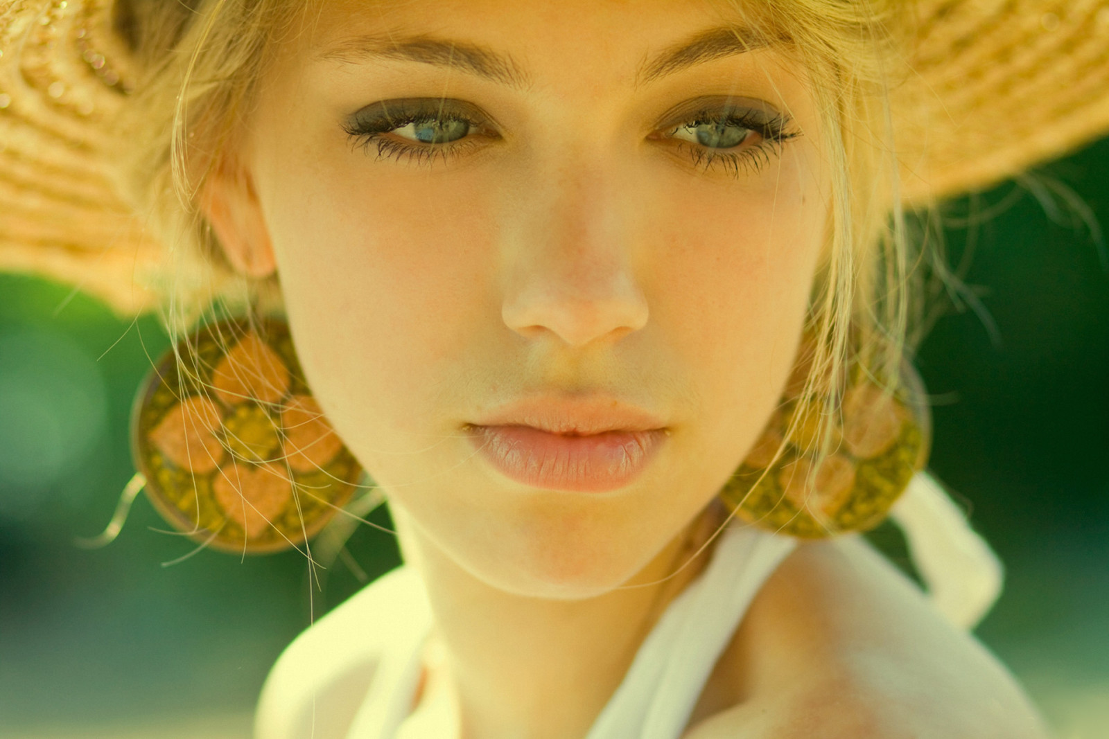 Regardez, fille, blond, chapeau, des boucles d'oreilles