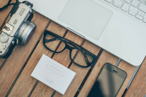 carte, des lunettes, IPhone, MacBook, l'appareil photo