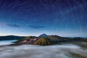 aktívna sopka Bromo, Indonézia, Jáva, dopoludnia, hviezdy, obloha