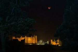 Hrad Alnwick, eclipse, červený mesiac