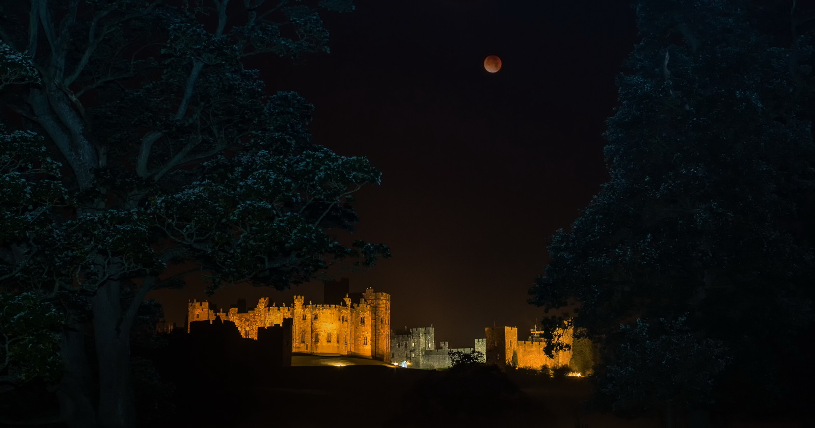 Formørkelse, Alnwick Castle, rød måne