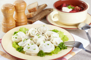 Dumplings, légumes verts, assaisonnement