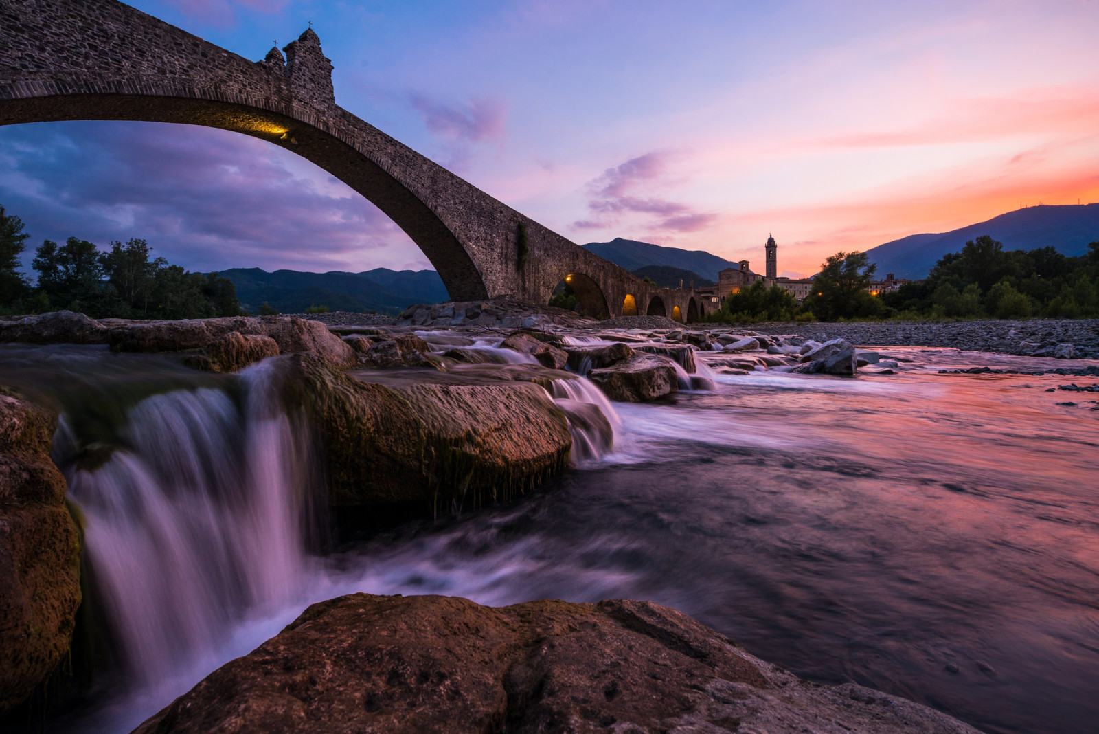 elv, steiner, Italia, Bro, Italia, Bobbio, Trebbia River, Pukkellaksbro