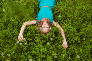 blonde, clover, curls, DANDELIONS, girl, grass, Headphones, smile