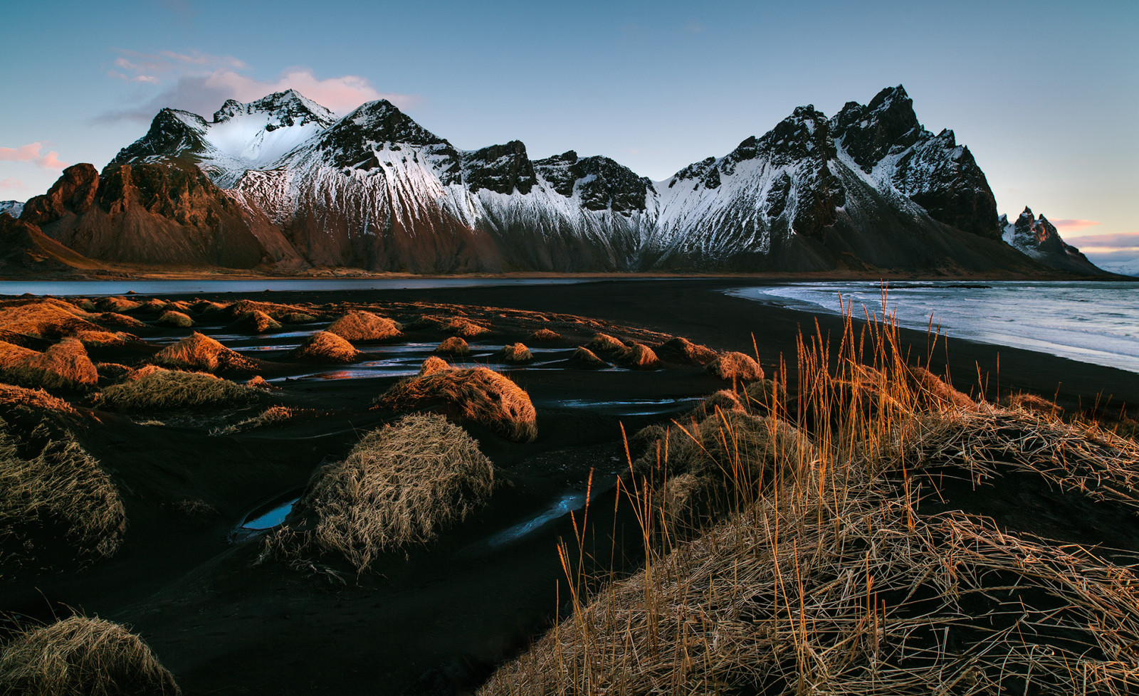 gras, de lucht, ochtend-, bergen, IJsland, Vestrahorn, Stockksness, zwart lavazand