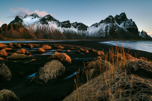 černý lávový písek, tráva, Island, ráno, hory, Stockksness, nebe, Vestrahorn