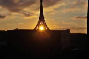 książki, Wieża Eiffla, statuetka, La tour Eiffel, zachód słońca, słońce, okno