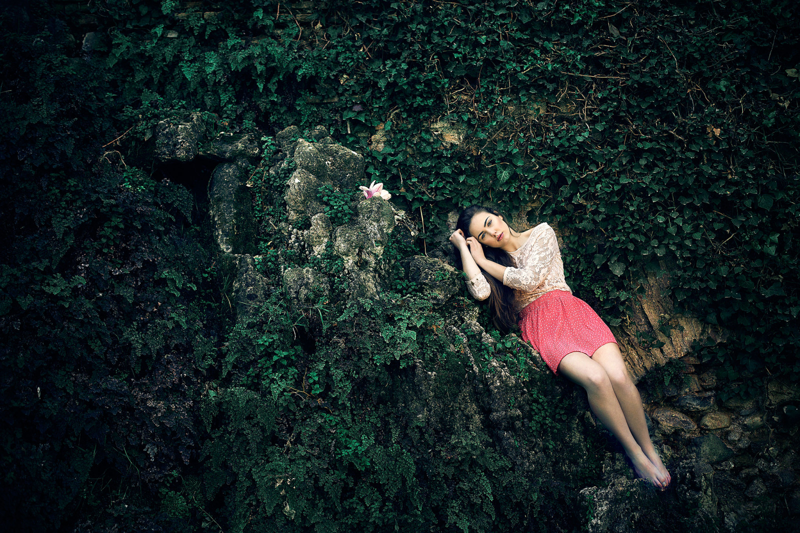 niña, piedras, flor, piernas