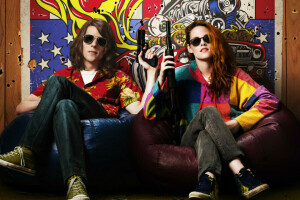 American Ultra, fori di proiettile, sedia, bicchieri, nonna, pistola, Jesse Eisenberg, Kristen Stewart