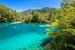 Modrá, Čile, Národný park Conguillio, les, hory, rieka, slnečno, obloha