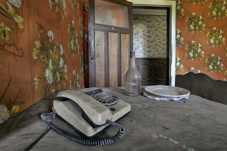 bouteille, téléphone, table