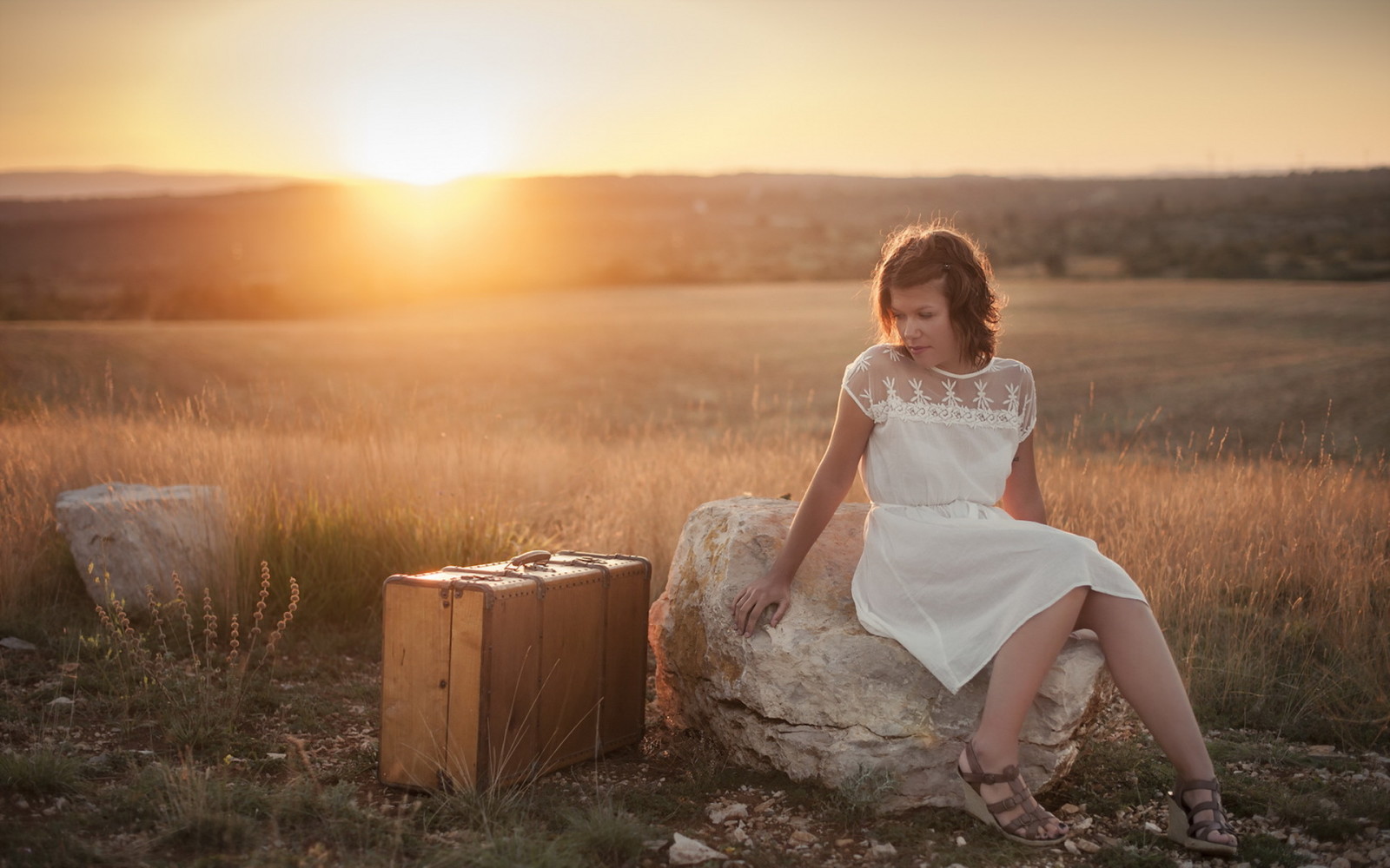 estado animico, niña, puesta de sol, maleta