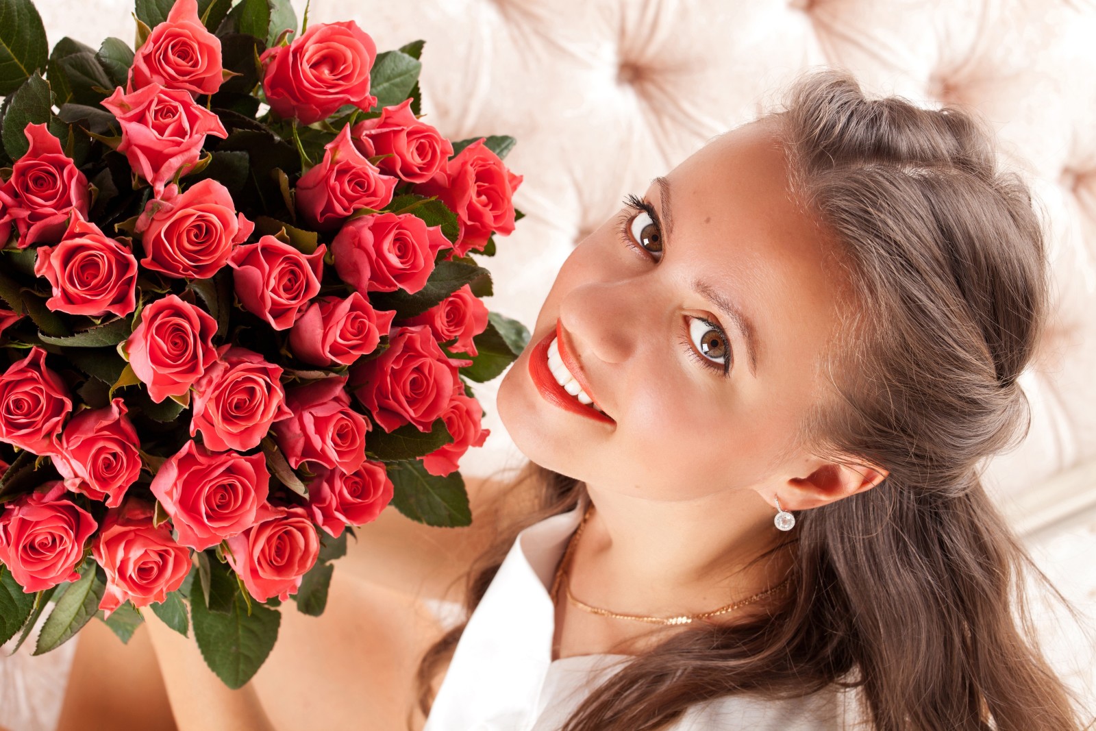 Regardez, fille, sourire, des roses, fleurs, maquillage