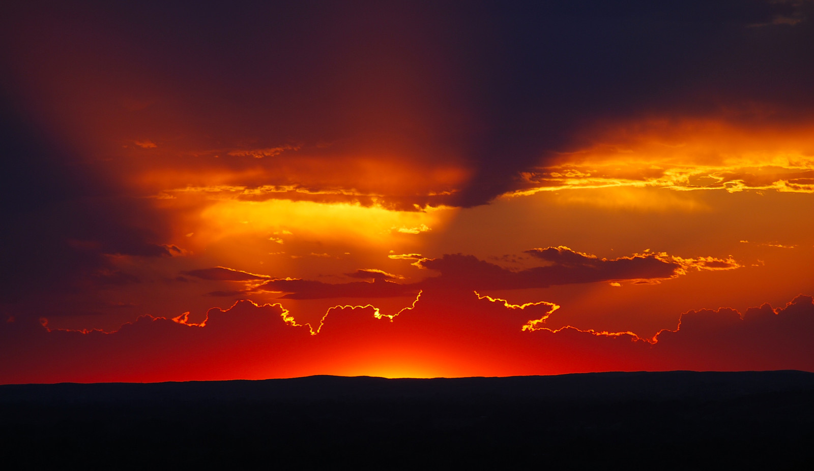 solnedgång, moln, bergen, solen, orange himmel