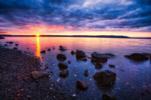 nubes, Rayos, mar, piedras, puesta de sol, la noche, el cielo, el sol