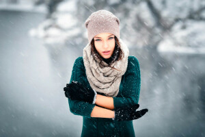 Angelina Petrova, gorra, Denis Petrov, guantes, nieve, el viento