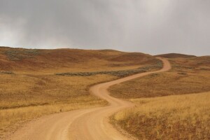 champ, montagnes, route, orage