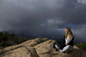 nuvens, menina, montanhas, pose, vegetação