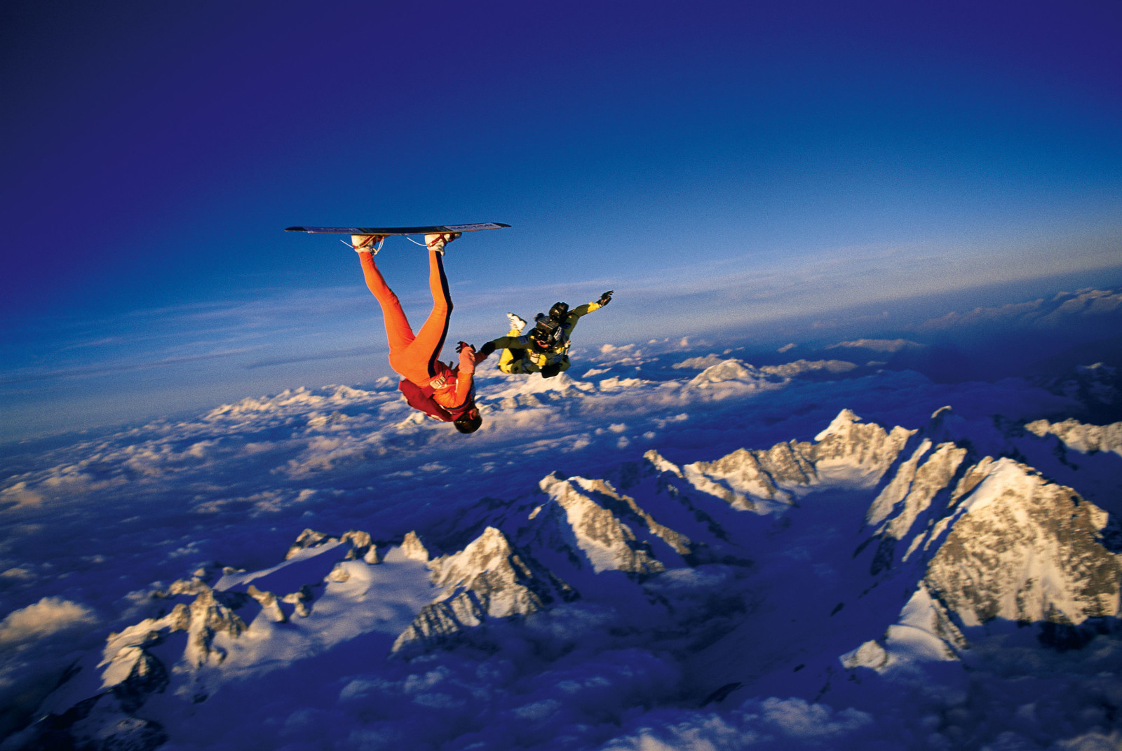 neige, Le ciel, des nuages, montagnes, Planche, parachutistes, tête baissée, Parachute