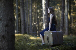 bosque, niña, maleta