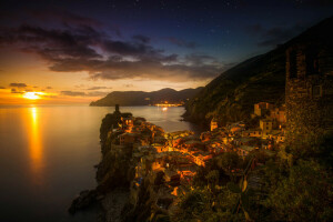 casa, Itália, luzes, montanhas, pedras, mar, pôr do sol, a noite