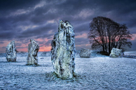 Wolken, Feld, Megalit, Steine, Sonnenuntergang, der Himmel, Baum, Winter