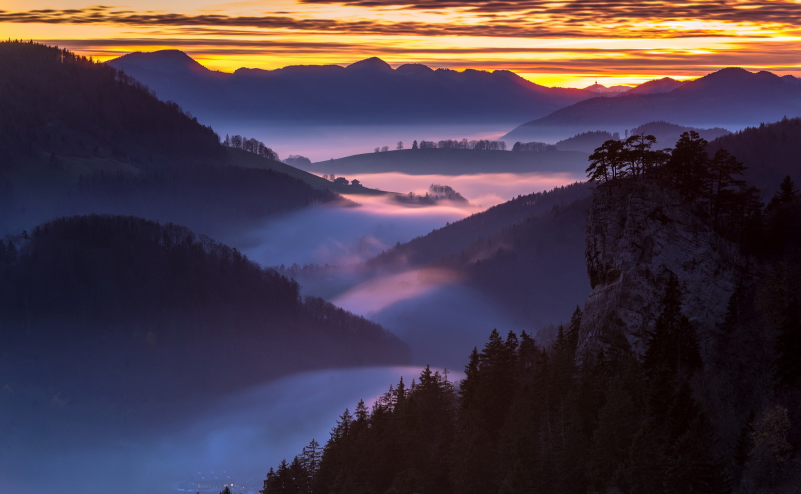 Le ciel, montagnes, brouillard