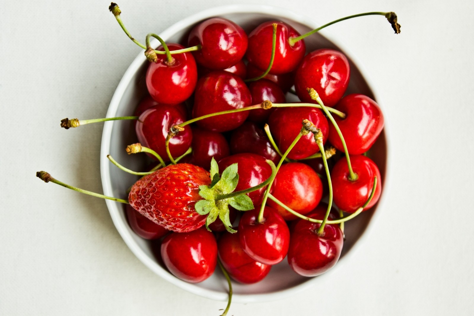 frutti di bosco, ciliegia, fragola