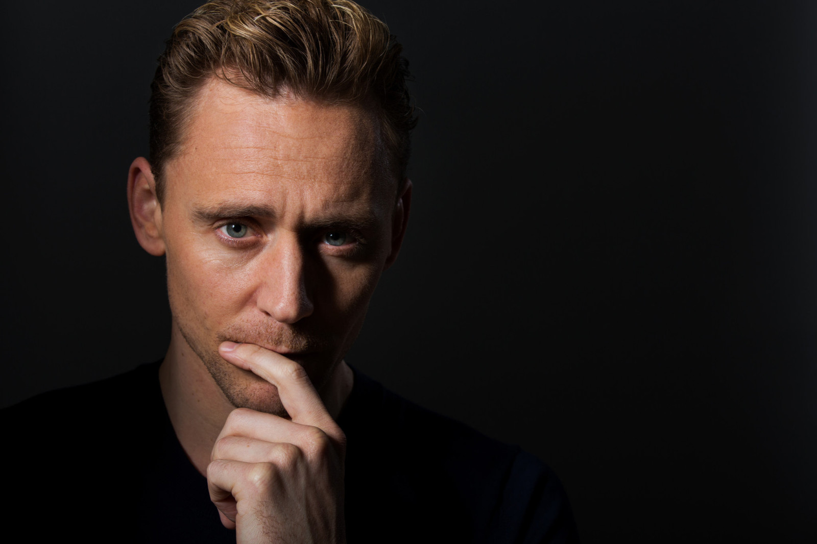 portrett, svart bakgrunn, skuespiller, fotograf, Tom Hiddleston, Marcus Yam