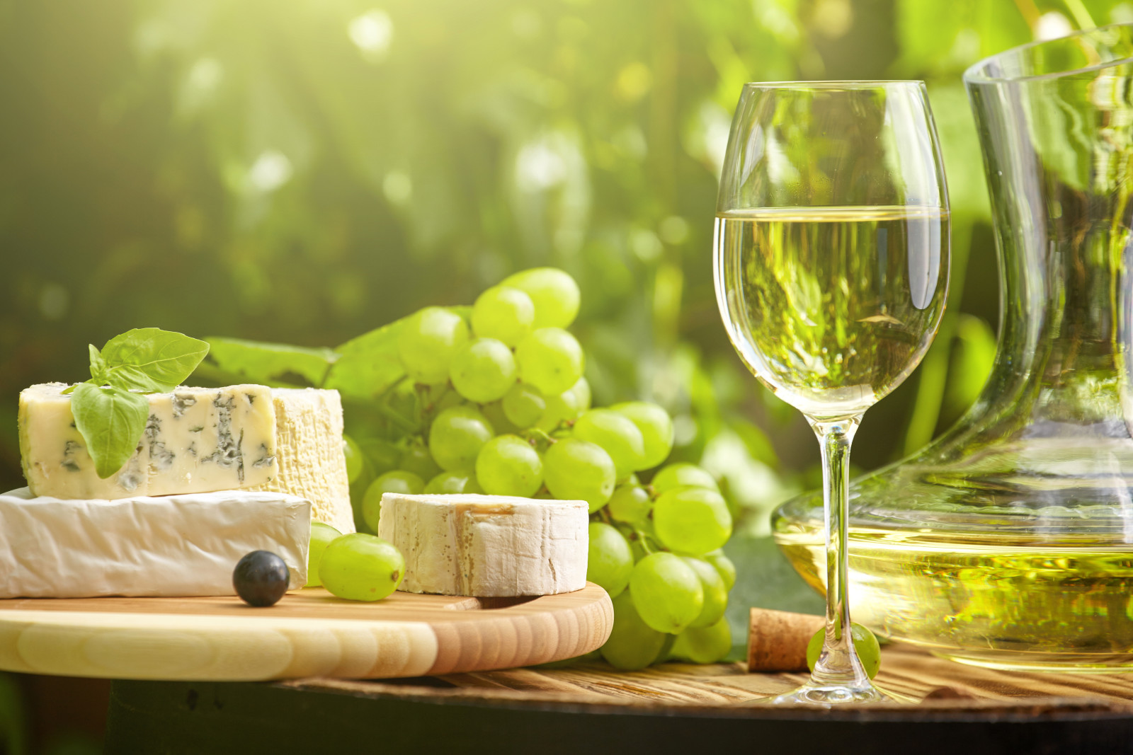 fromage, du vin, le soleil, les raisins