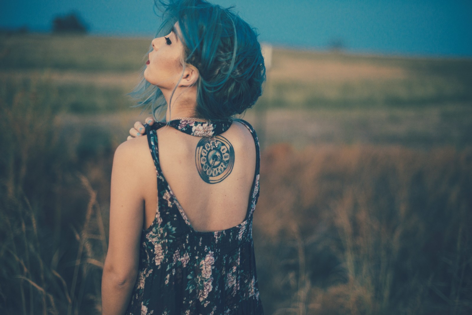 retour, tatouage, fille. cheveux bleus