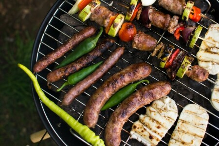 Parrilla, kebabs, carne, salchichas, vegetales