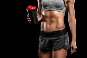 Abs, Fitness, Flüssigkeitszufuhr, physische Aktivität, Proteingetränke, Sportbekleidung, Frauen