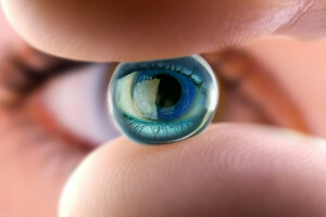 eye, fingers, ocular lens