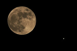 Luna llena, Júpiter, espacio