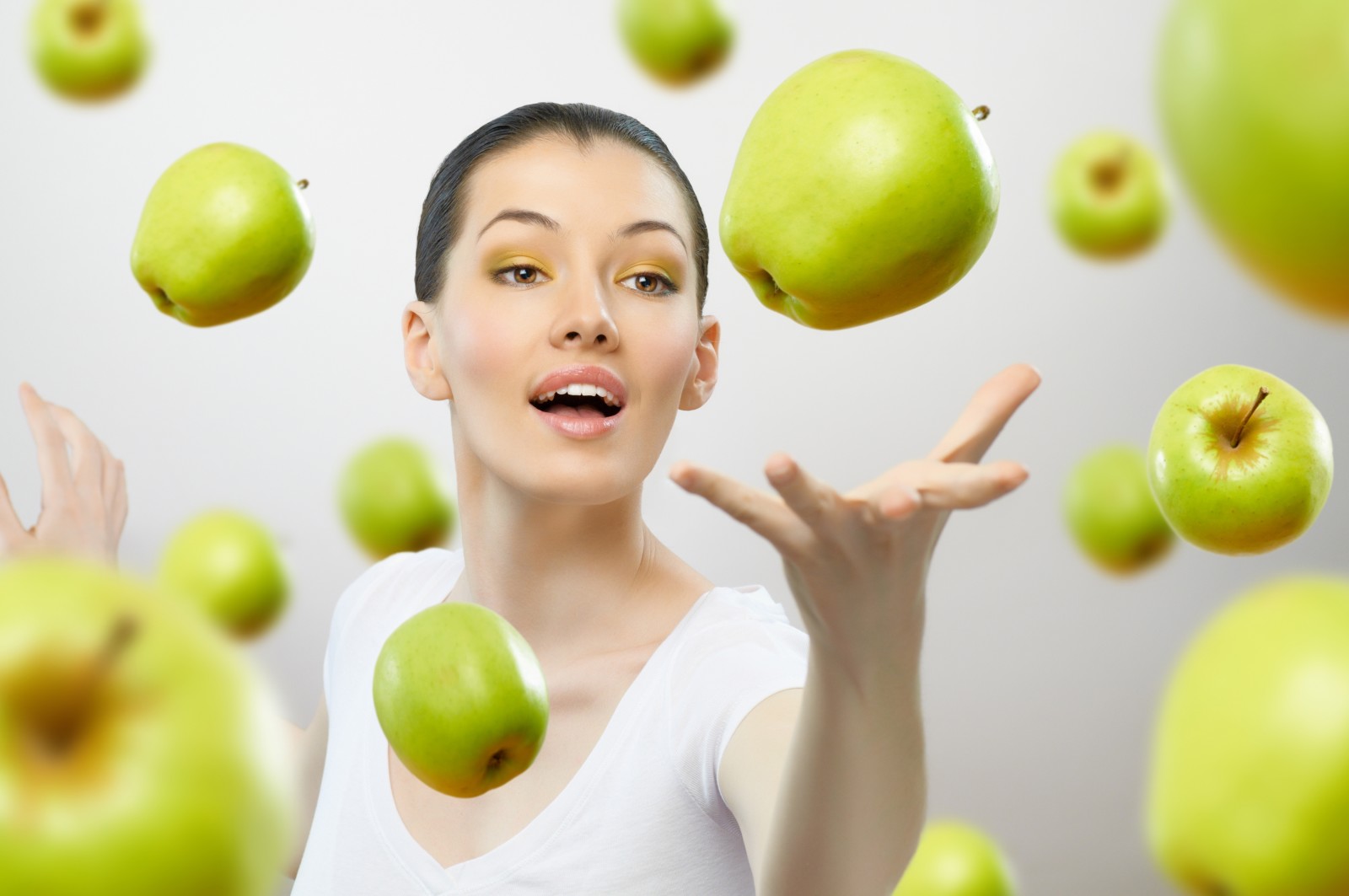 Regardez, fille, pommes, aux yeux bruns, cheveux bruns