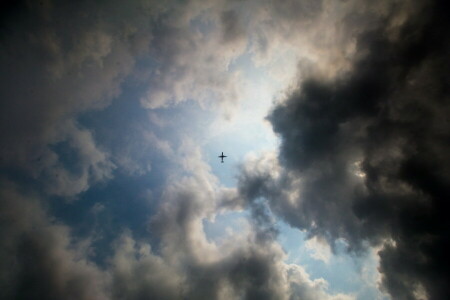 nubes, el avión, el cielo